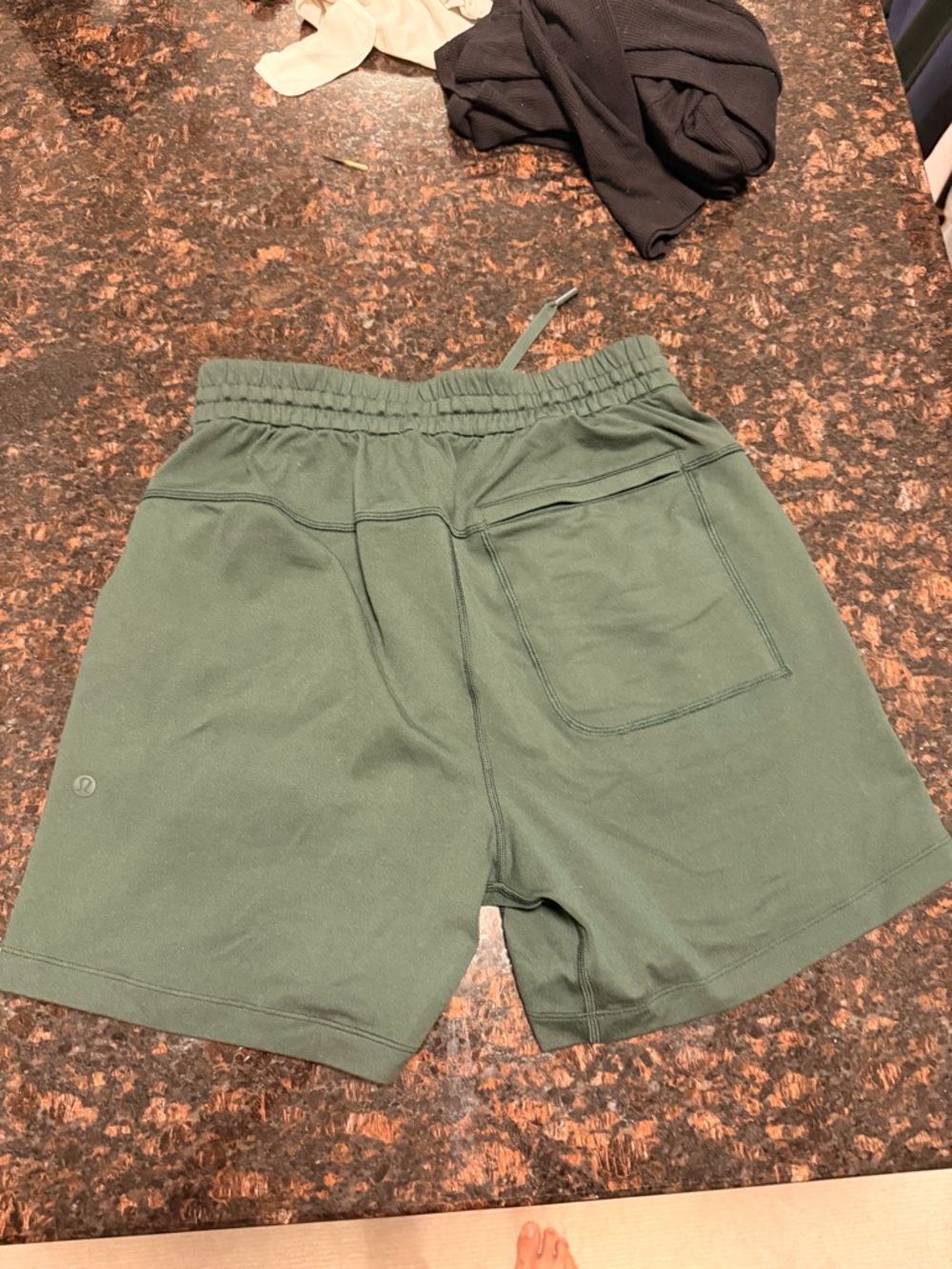 LuluLemon jersey soft shorts in forest green NWOT - Picture 5 of 5